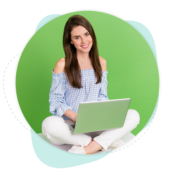 Frau arbeitet mit E-Rechnung